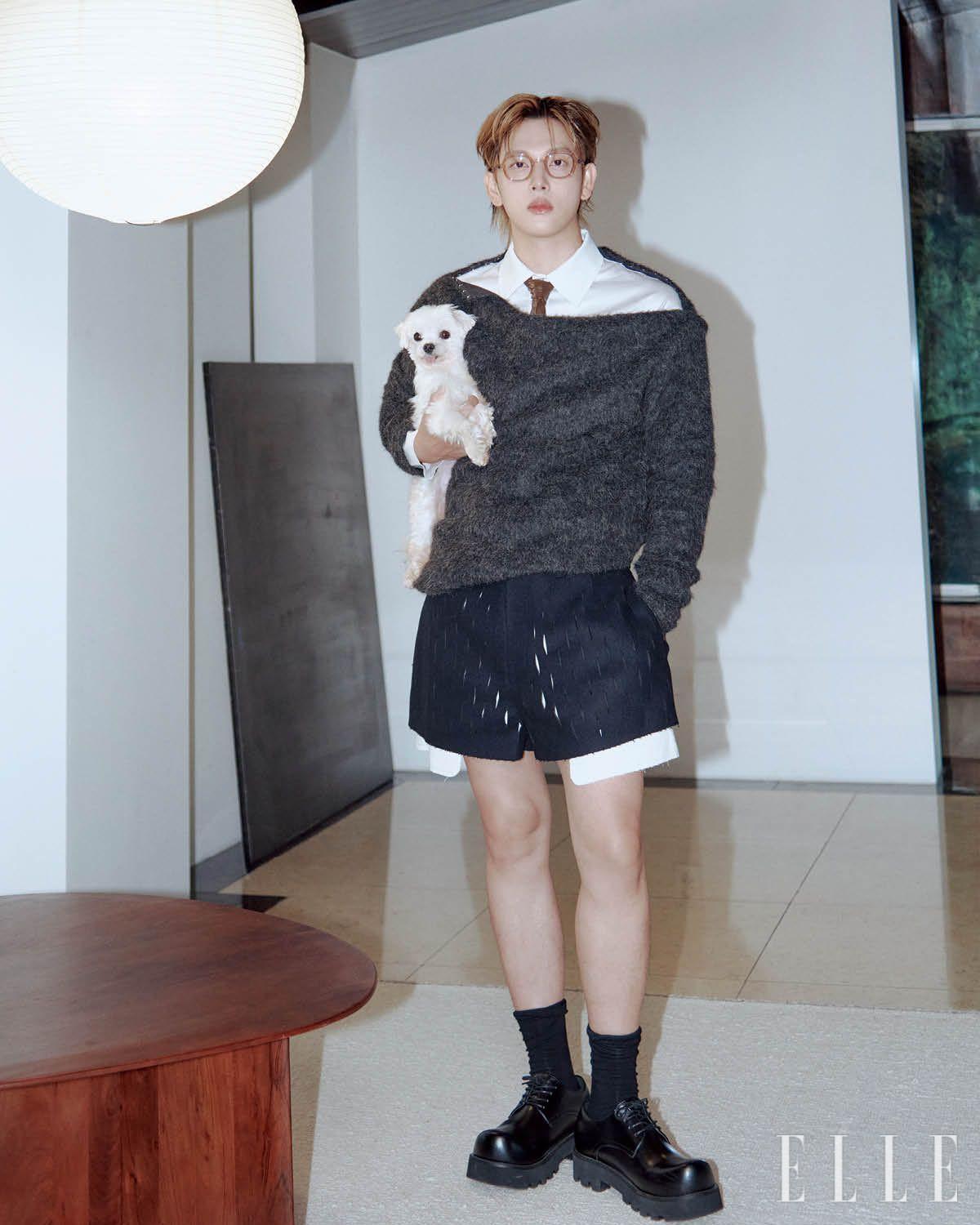 안경은 ‘아세타늄 1063’ 모델로 Lindberg. 그레이 보트넥 니트 톱과 펀칭 디테일의 쇼츠, 브라운 레더 타이는 모두 Ych. 셔츠는 Noice. 양말과 레이스업 슈즈는 모두 스타일리스트 소장품. 