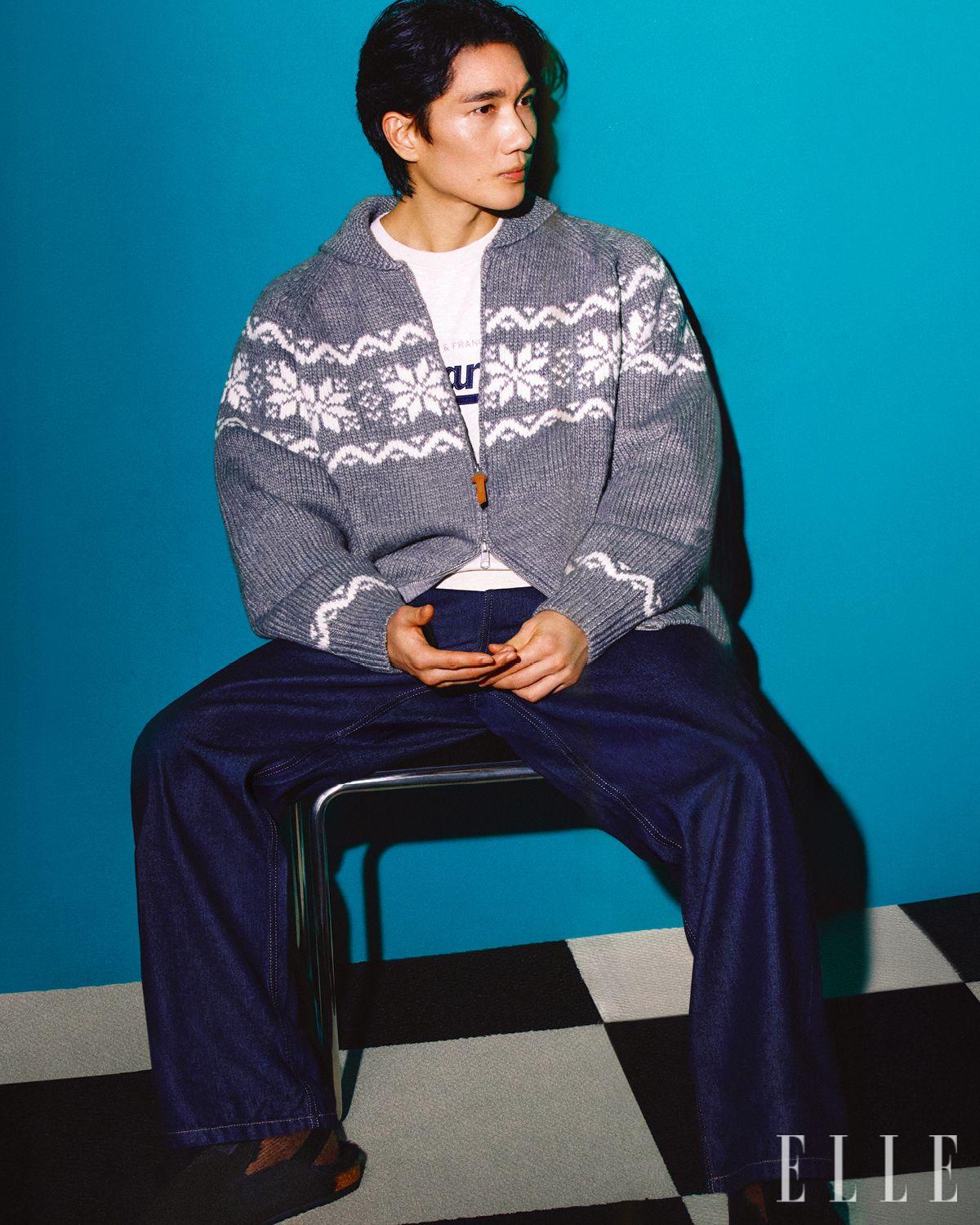 노르딕 패턴의 니트 카디건과 화이트 스웨트셔츠, 와이드 배기 데님 팬츠, 스웨이드 스트랩 크로그는 모두 Marithé+François Girbaud.