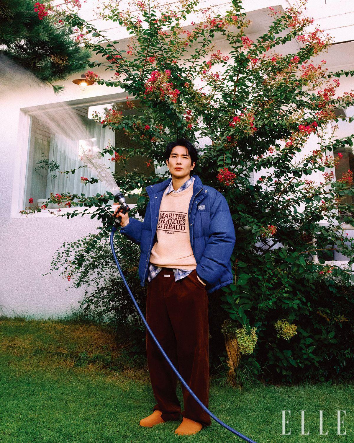 데님 텍스처를 입힌 다운 재킷과 부클 클래식 로고 니트 톱, 레이어드한 체크 셔츠, 코듀로이 팬츠와 스웨이드 스트랩 크로그는 모두 Marithé+François Girbaud.