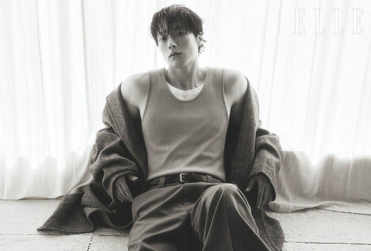 헤링본 체스터 필드 코트와 이너 웨어 탱크톱, 테일러드 팬츠, 벨트는 모두 Lemaire. 