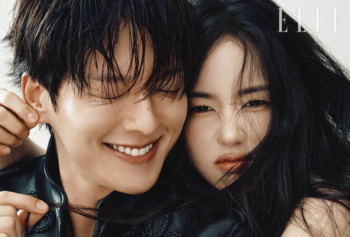 장기용이 입은 레더 재킷은 McQueen. 안은진이 입은 드레스는 Loewe.