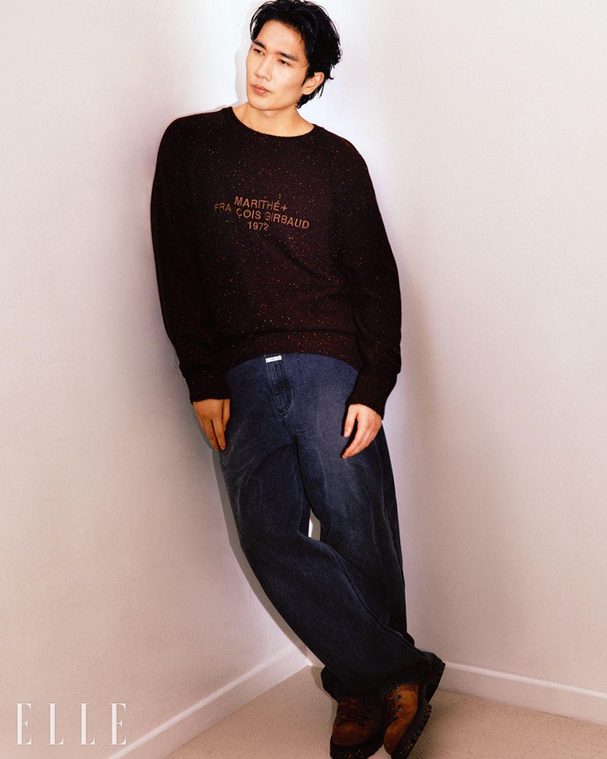 레터링 로고 니트 톱과 와이드 데님 팬츠는 모두 Marithé+François Girbaud.