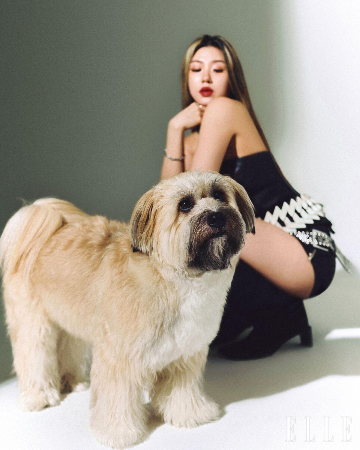 블랙 튜브톱은 Ann Andelman. 블랙 마이크로쇼츠는 604service. 블랙 롱부츠는 Sportmax. 오른손 브레이슬릿과 검지의 링은 모두 Ofuse. 왼손 검지 링은 Hirotaka. 화이트 벨트는 스타일리스트 소장품. 립 피어싱은 본인 소장품