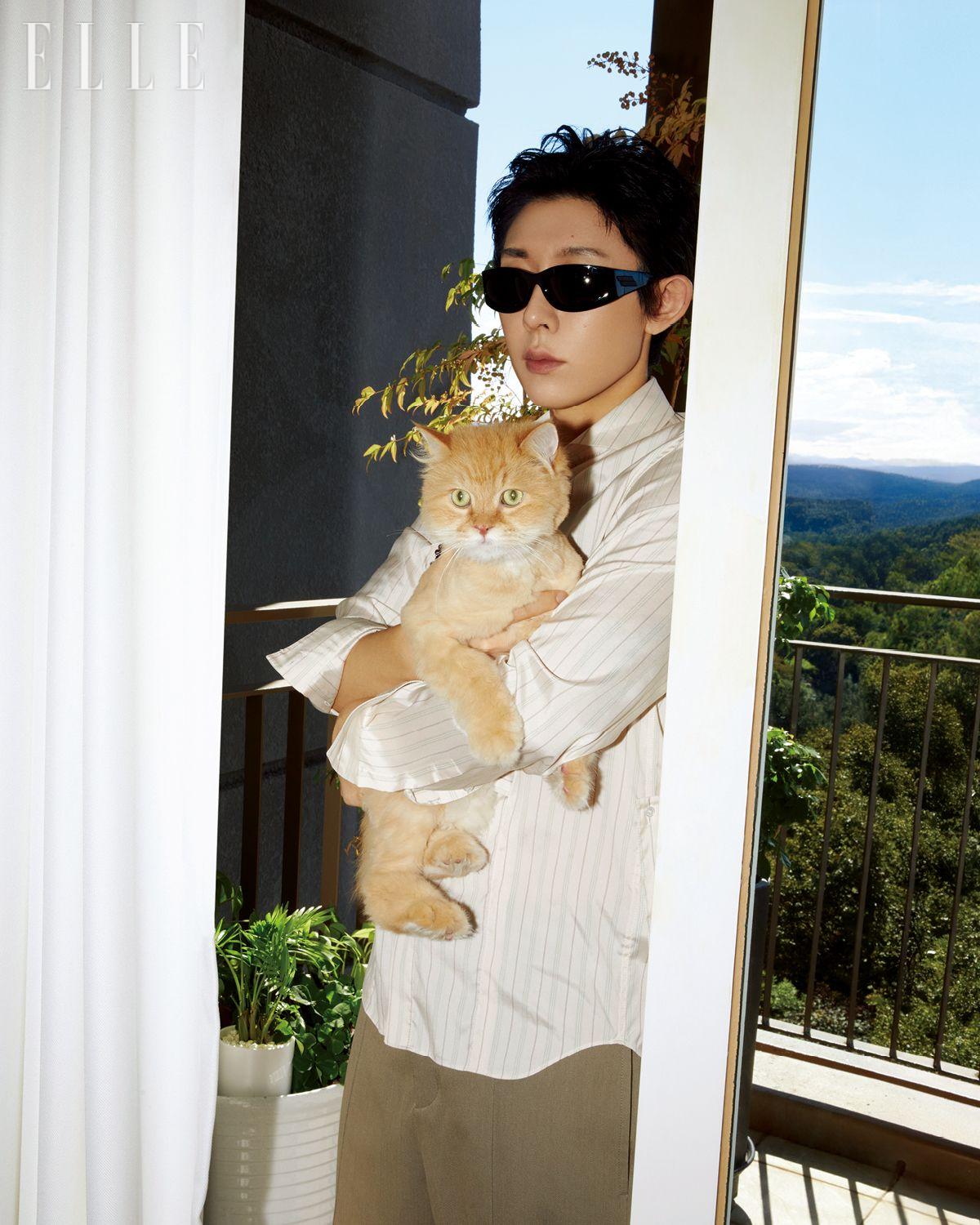 비즈가 장식된 칼라 실크 셔츠는 Dior. 팬츠는 Hermès. 선글라스는 Bottega Veneta.