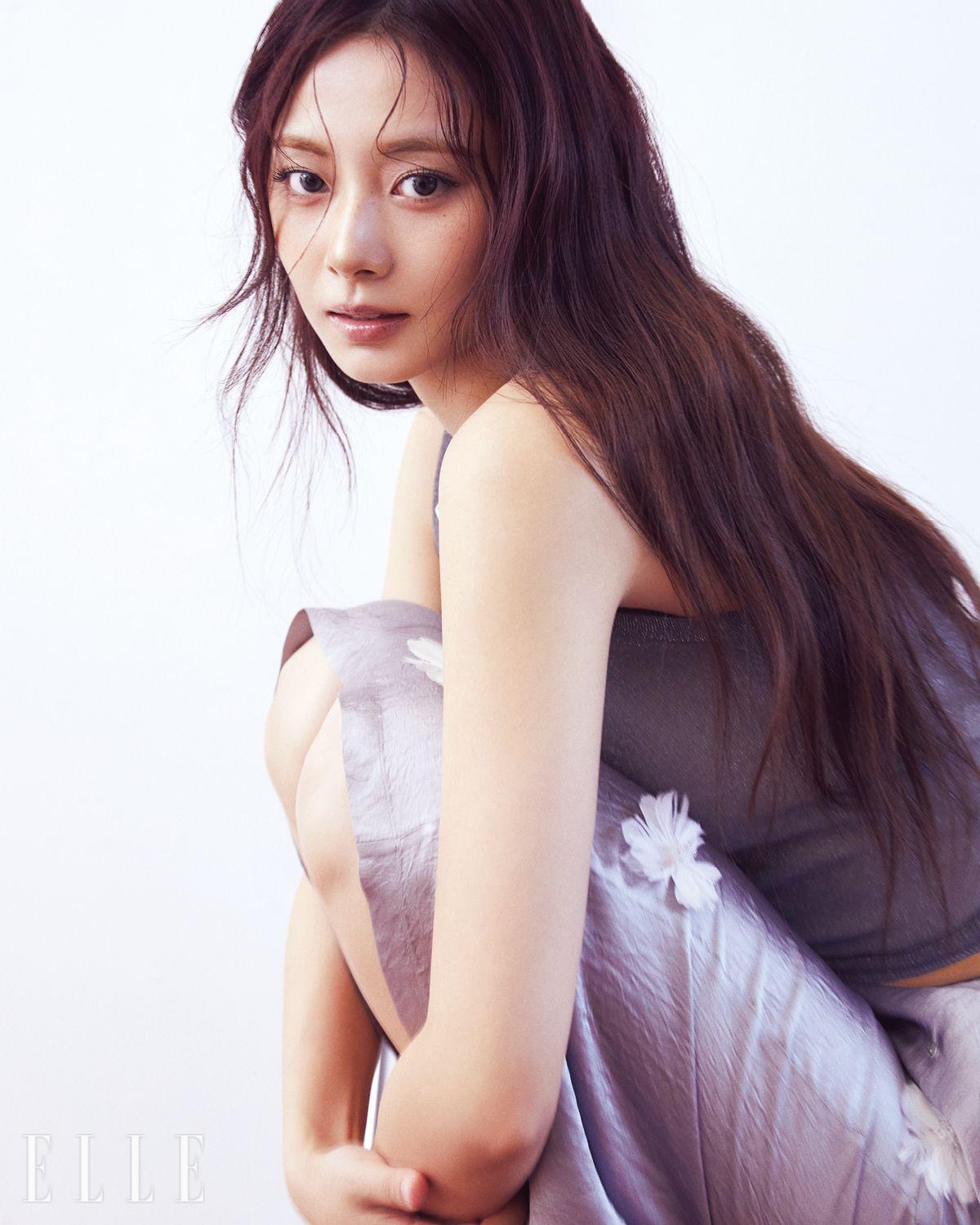 슬리브리스 톱은 Ice dust. 플라워 장식의 스커트는 Markgong. 