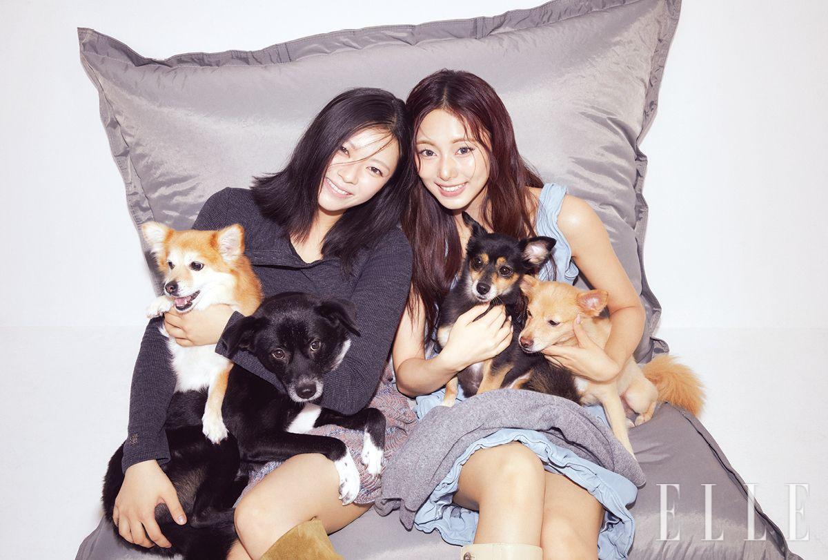 정연이 입은 톱은 Nua Seoul. 스커트는 Vivienne Westwood. 스웨이드 부츠는 The Attico. 쯔위가 신은 레더 롱 부츠는 Loewe. 슬리브리스 원피스는 스타일리스트 소장품.