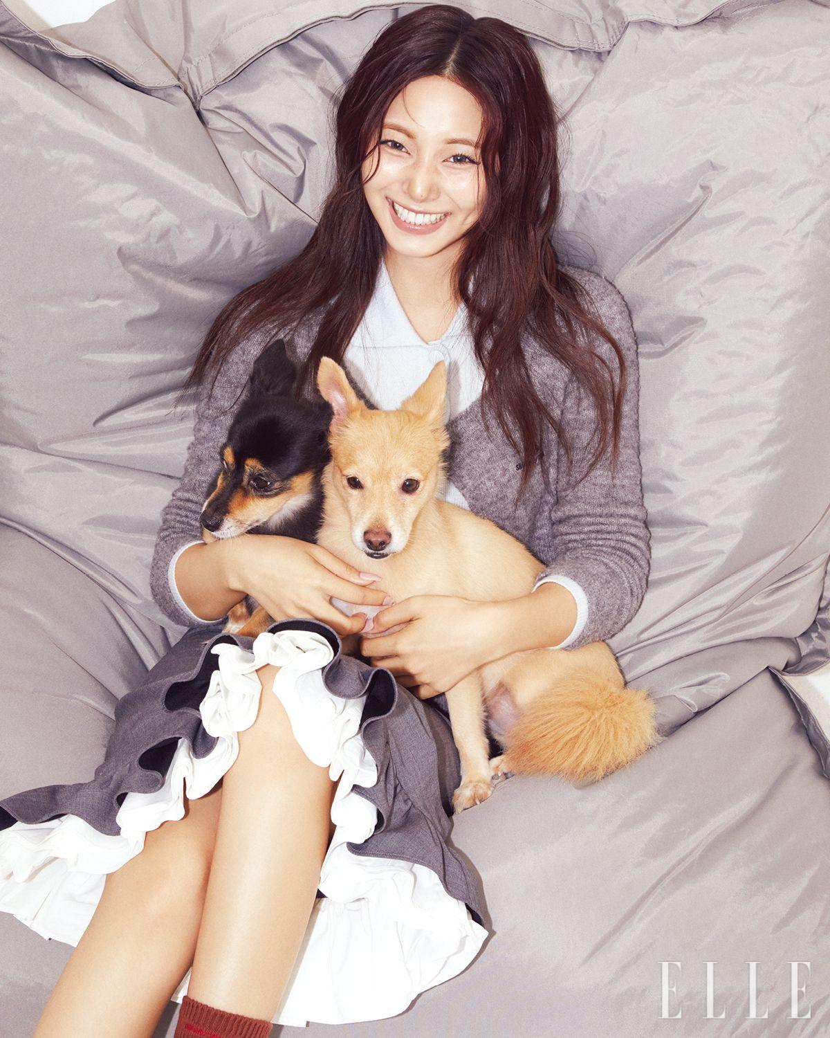 카디건과 레이어드한 카디건, 러플 장식의 스커트, 양말은 모두 Shushu/Tong.