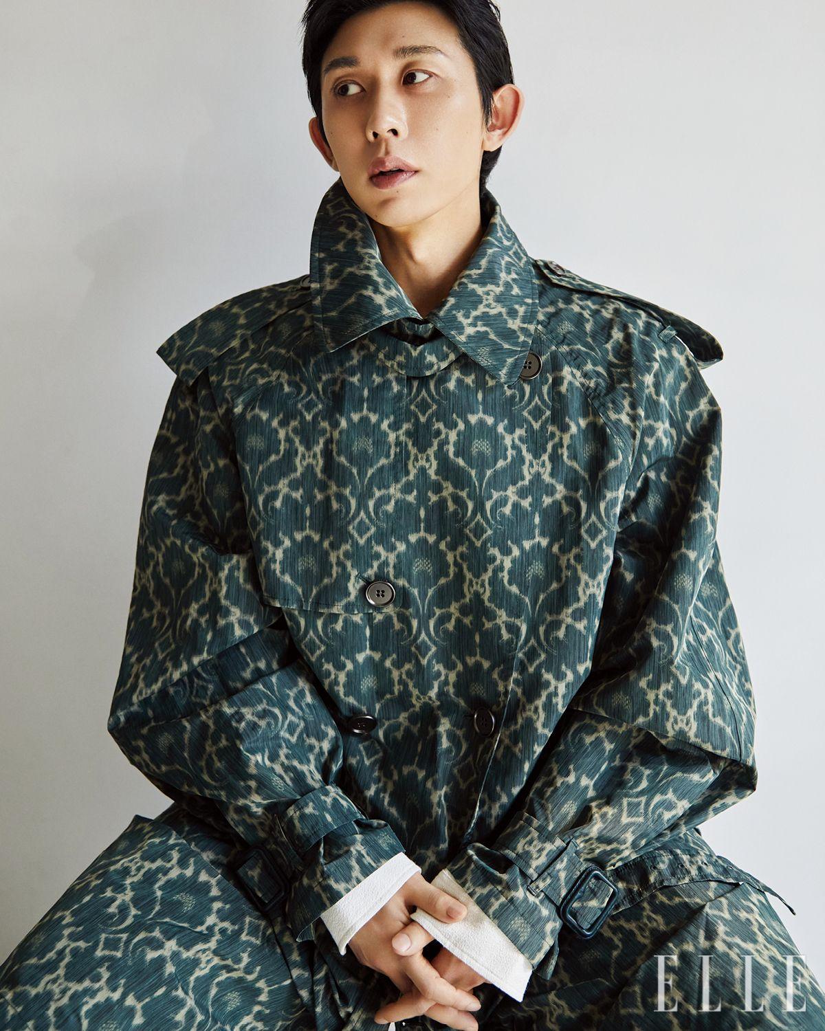 바로크 프린트 트렌치코트는 Burberry.