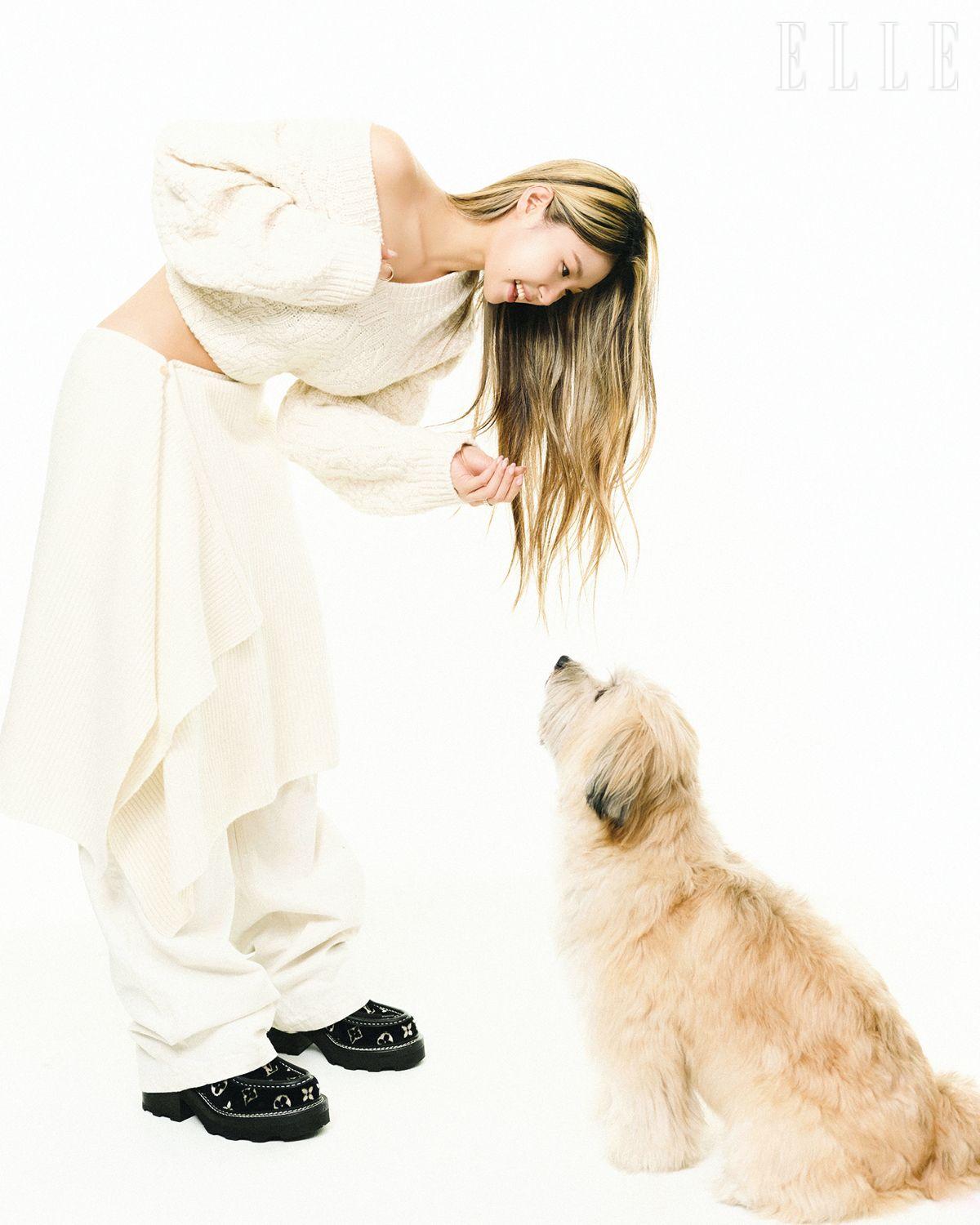 아이보리 브이넥 니트는 Recto. 아이보리 랩스커트는 Eenk. 오른손 검지와 중지 링은 모두 Lovember. 화이트 팬츠와 슈즈는 모두 스타일리스트 소장품.