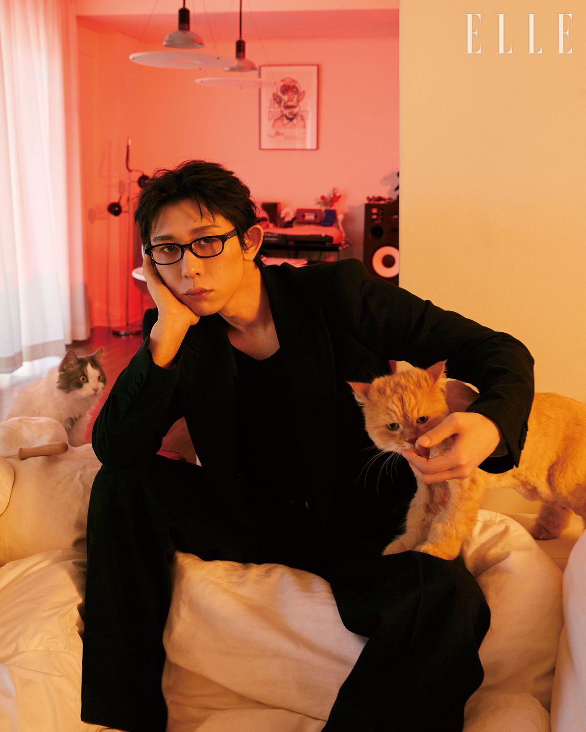 안경은 Kaneko Optical. 블랙 수트 세트업은 스타일리스트 소장품.