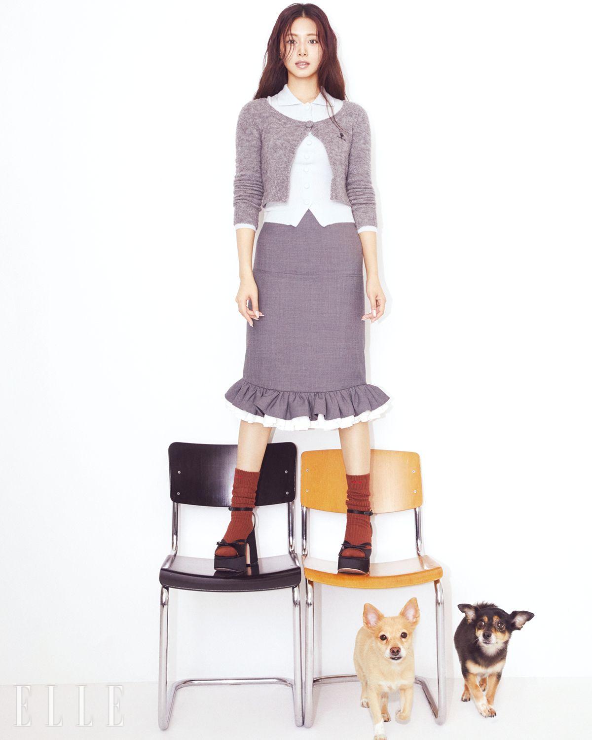 카디건과 레이어드한 카디건, 러플 장식의 스커트, 보 장식의 스트랩 펌프스, 양말은 모두 Shushu/Tong. 
