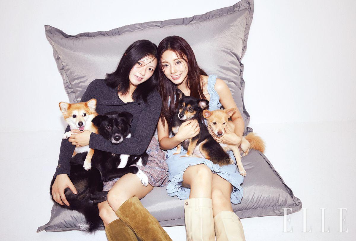 정연이 입은 톱은 Nua Seoul. 스커트는 Vivienne Westwood. 스웨이드 부츠는 The Attico. 쯔위가 신은 레더 롱 부츠는 Loewe. 슬리브리스 원피스는 스타일리스트 소장품.