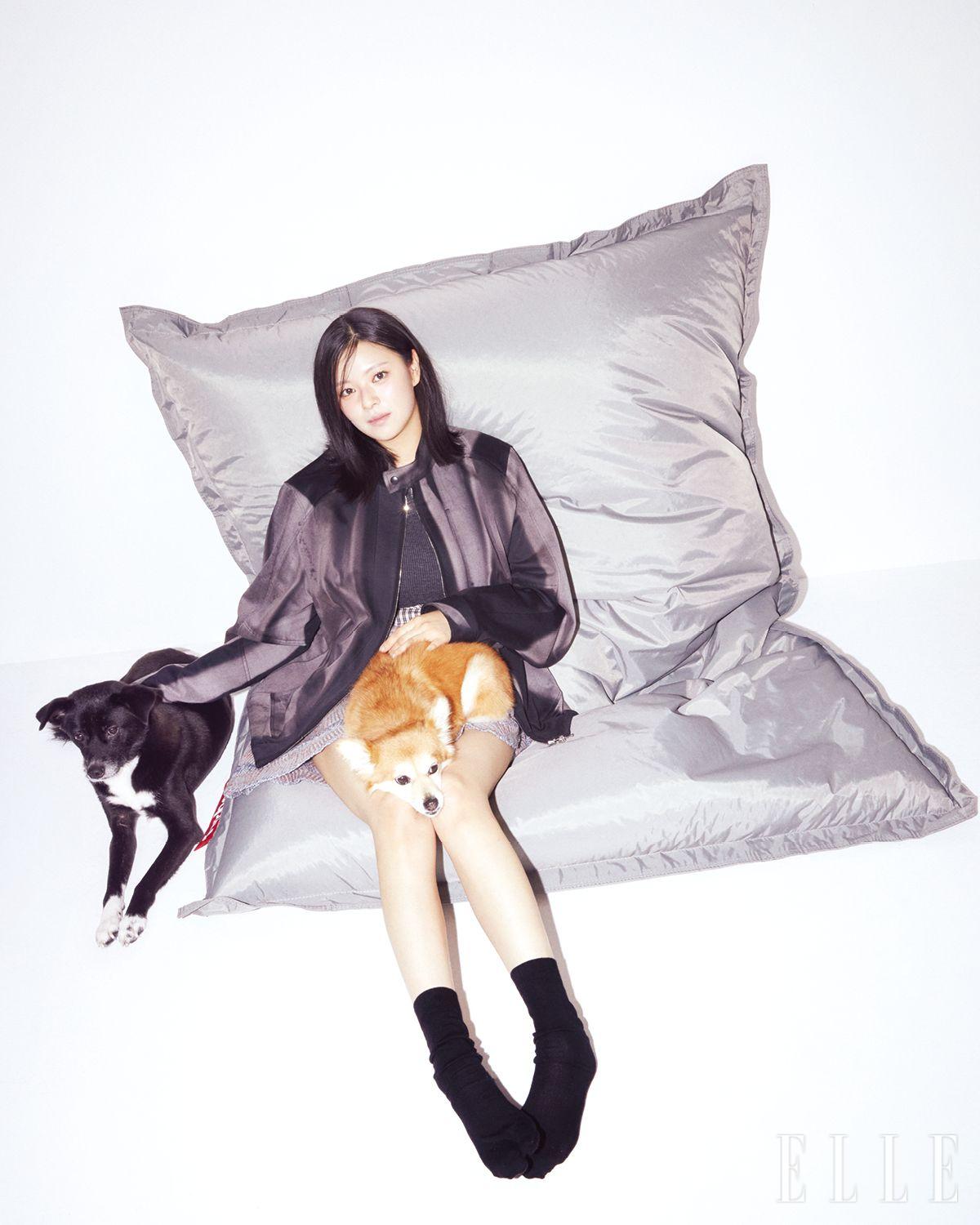 보머 재킷은 Jiyong Kim by 10 Corso Como Seoul. 톱은 Nua Seoul. 스커트는 Vivienne Westwood. 양말은 스타일리스트 소장품. 