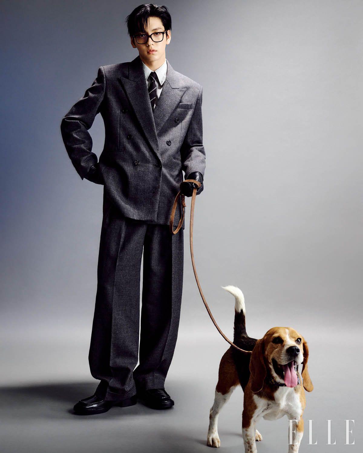 재킷과 셔츠, 팬츠, 안경, 타이와 레더 장갑, 로퍼는 모두 Saint Laurent by Anthony Vaccarello.