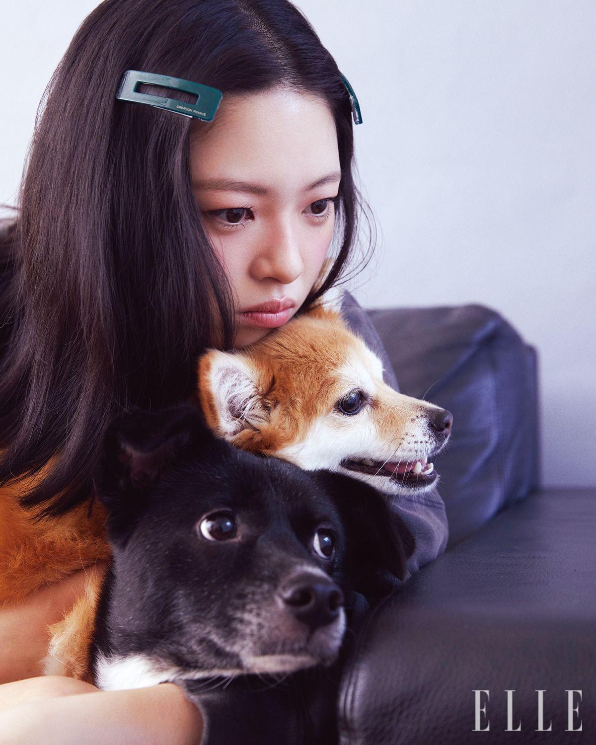 정연이 입은 드레스는 Isabel Marant. 헤어핀은 스타일리스트 소장품. 