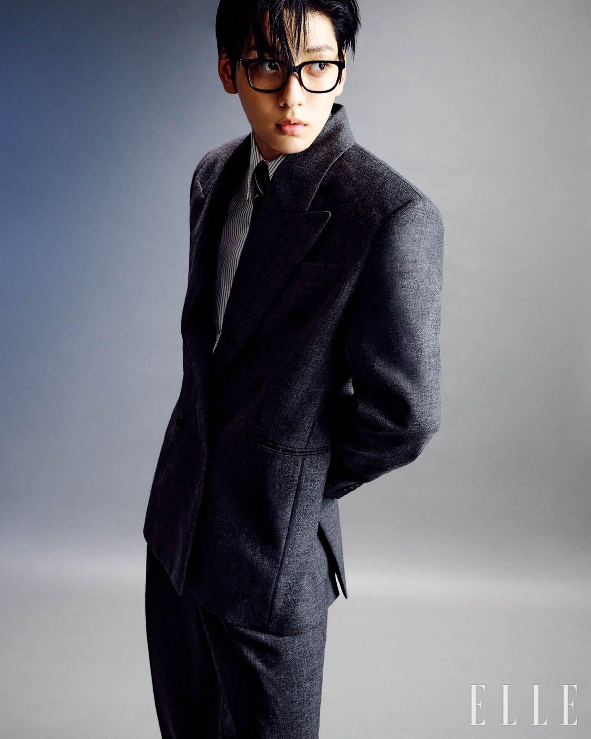 재킷과 셔츠, 팬츠, 안경, 타이와 레더 장갑, 로퍼는 모두 Saint Laurent by Anthony Vaccarello.