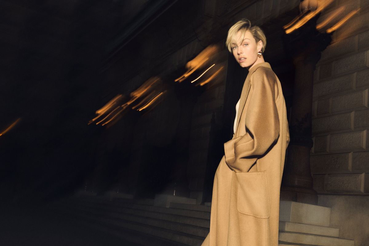 막스마라 2025 ‘타임, 테일러드’ 캠페인, 루드밀라 아이콘 코트 