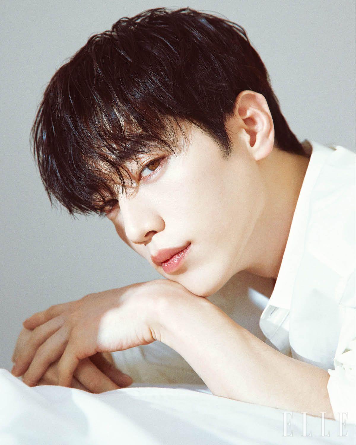 화이트 셔츠는 The Row.