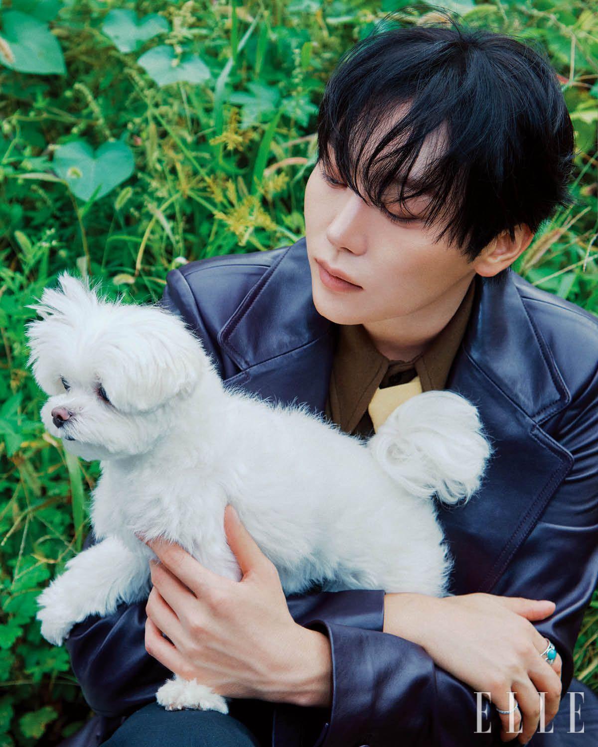  레더 재킷과 셔츠, 팬츠, 타이는 모두 Amiri. 소지에 착용한 반지는 세븐팀의 팀 반지. 