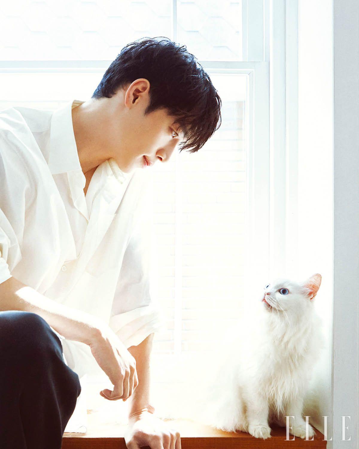 화이트 셔츠는 The Row. 다크 그레이 팬츠는 Ami.