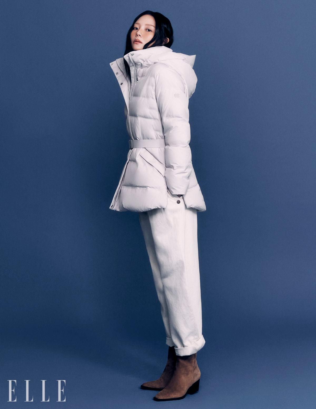 쿠치 미드 다운재킷은 Kolon Sport. 팬츠는 Lorena Saravia H&M. 스웨이드 부츠는 에디터 소장품.