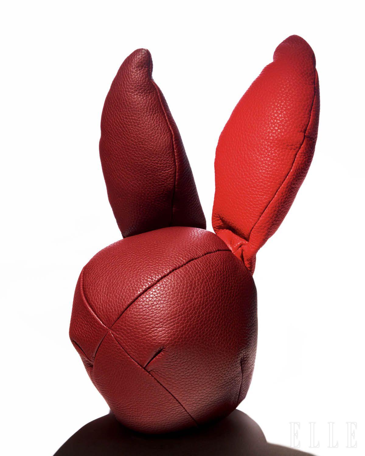 가죽으로 만든 토끼 오브제는 가격 미정, Hermès.