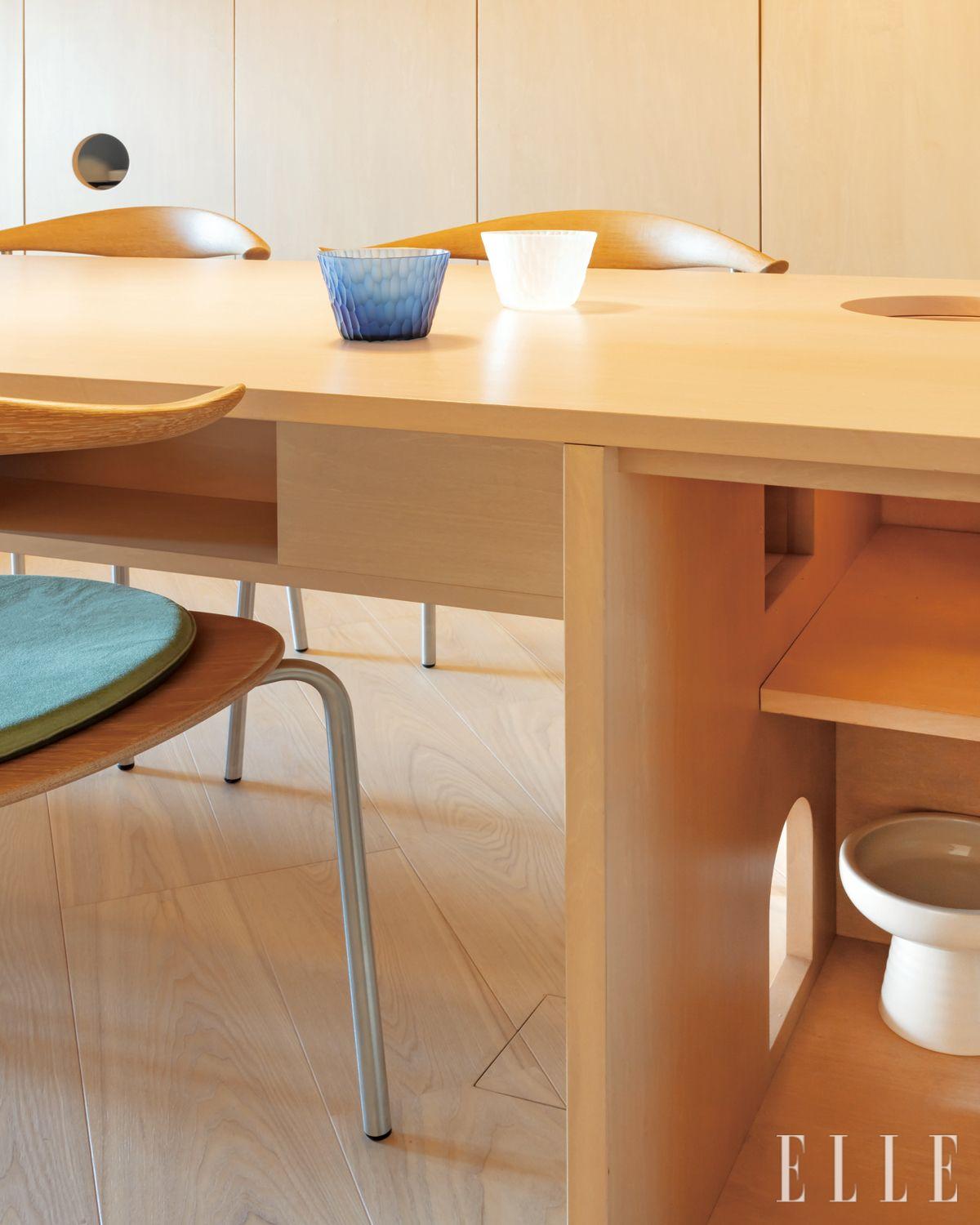 건축가 부부가 직접 제작한 다이닝 테이블에는 고양이 전용 물그릇이 내장돼 있다. 