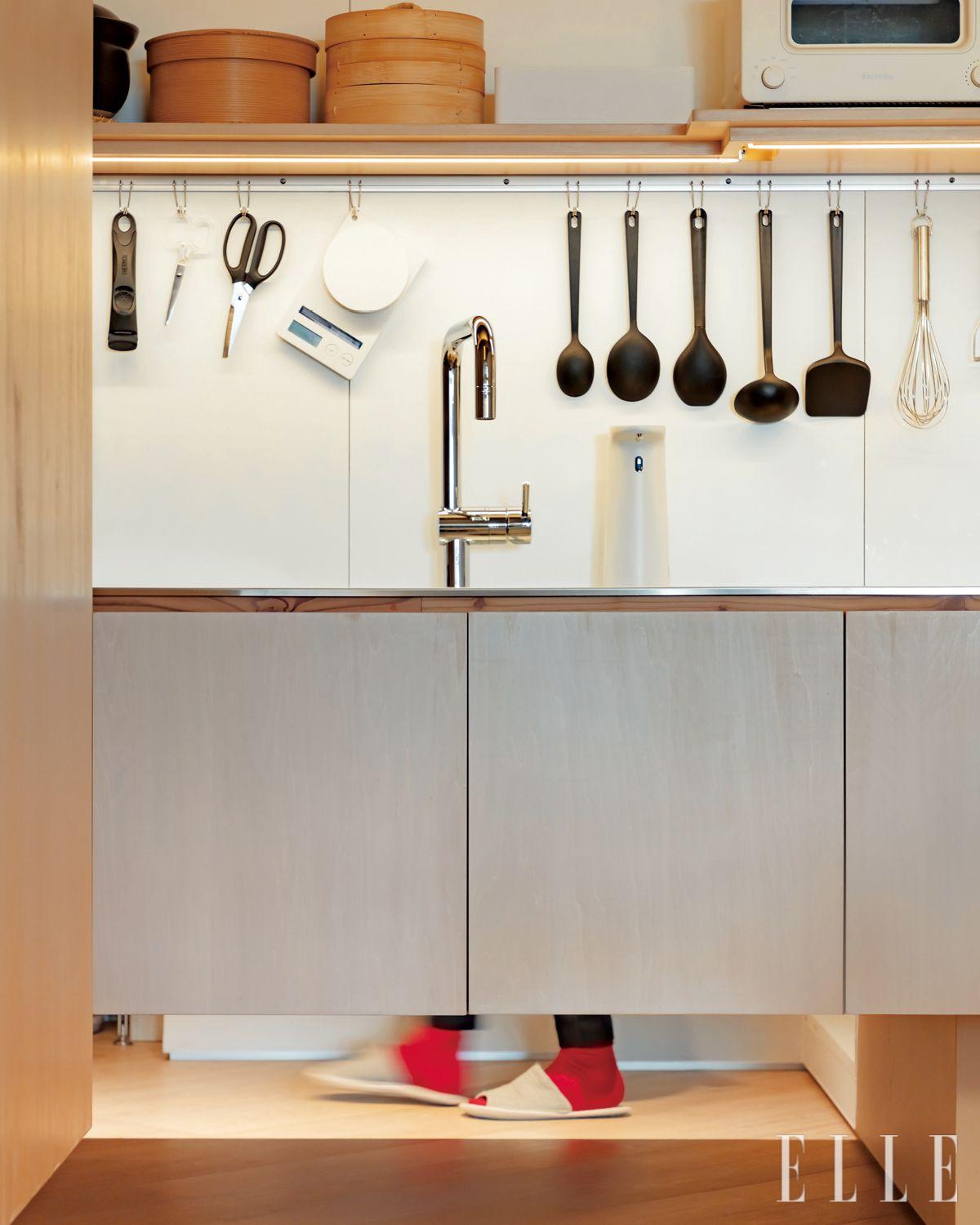 수납장과 주방 모두 바닥에서 약 35cm를 띄워 설계했다.