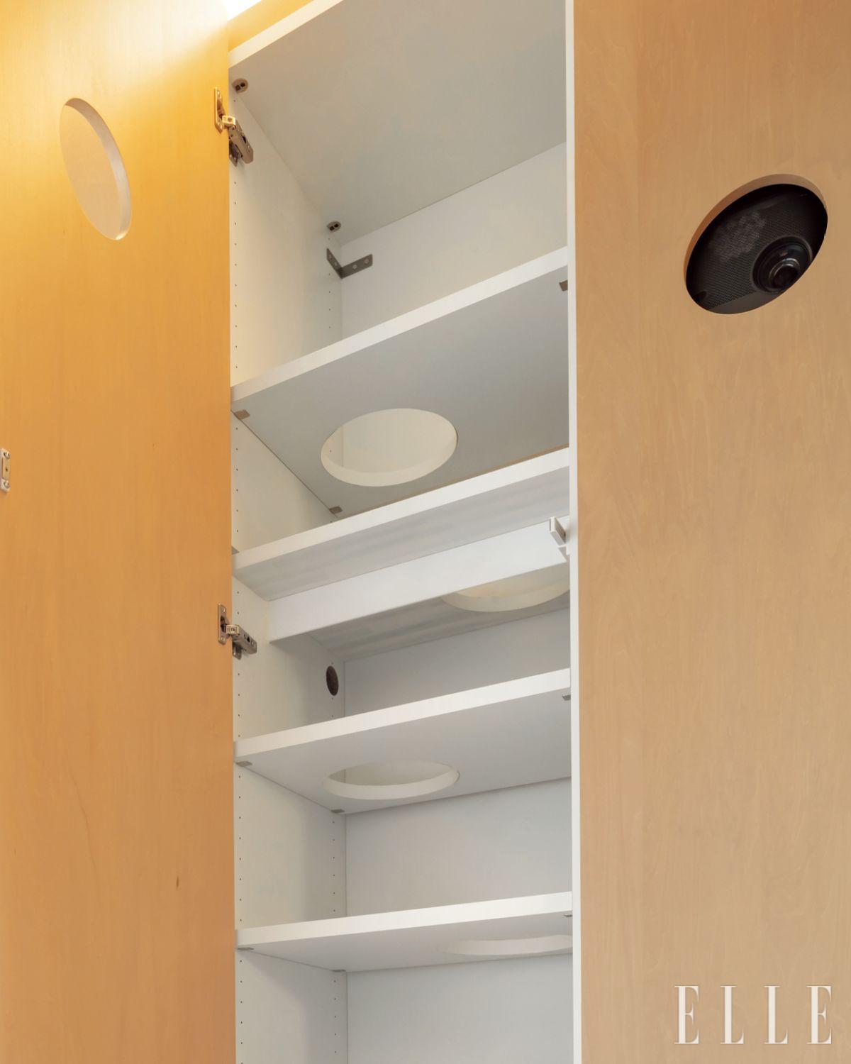 고양이에게 은신처이자, 놀이 공간으로 기능하는 캐츠 트리가 돼주는 수납장. 