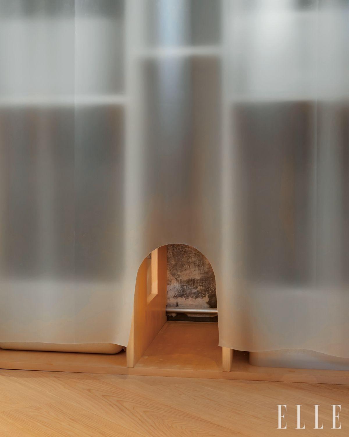 복도 한쪽에는 비닐 커튼으로 분리한 고양이 화장실을 마련했다. 고양이는 아치형 출입구를 통해 드나든다. 