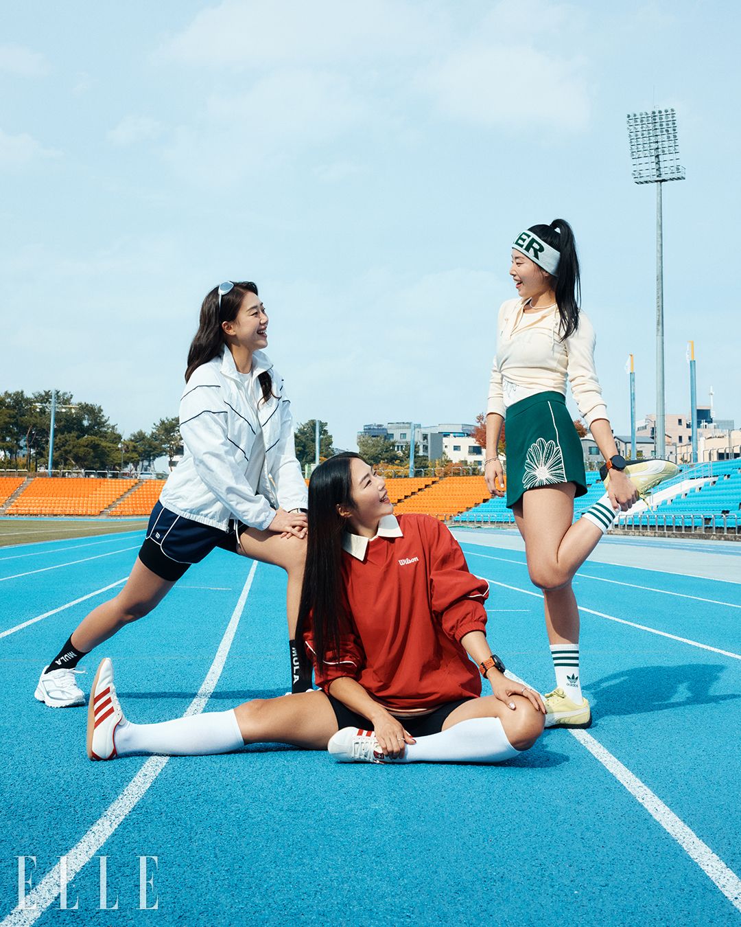 남유라가 입은 블랙 바이커쇼츠는 Erer. 실버 디테일 슈즈는 Under Armour. 아이웨어는 본인 소장품. 삭스는 스타일리스트 소장품. 헤어밴드는 Erer. 그린 배색 화이트 삭스는 Adidas. 네크리스, 브레이슬릿 과 시계는 모두 본인 소장품. 아이보리 니트 후디는 스타일리스트 소장품. 최예름이 입은 레드 스웻셔츠은 Wilson. 이너로 입은 스트라이프 럭비 티와 블랙 바이커 쇼츠는 모두 Menasoo. 레드 디테일 슈즈는 Adidas. 시계와 링은 모두 본인 소장품. 화이트 삭스는 스타일리스트 소장품.