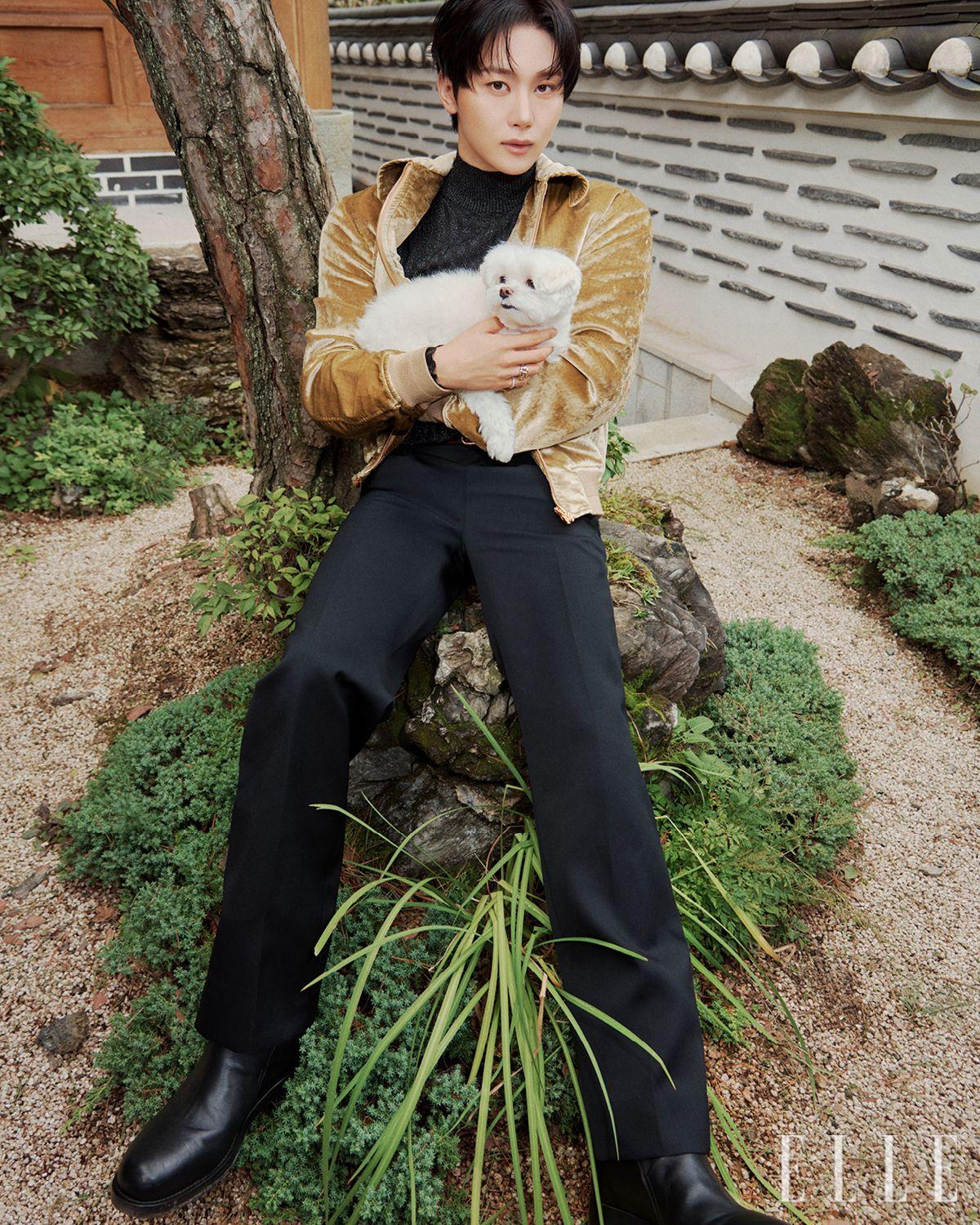 블루종과 니트 톱, 팬츠, 벨트는 모두 Amiri. 슈즈는 Burberry. 소지에 착용한 반지는 세븐틴의 팀 반지. 약지에 착용한 반지는 Tom Wood.