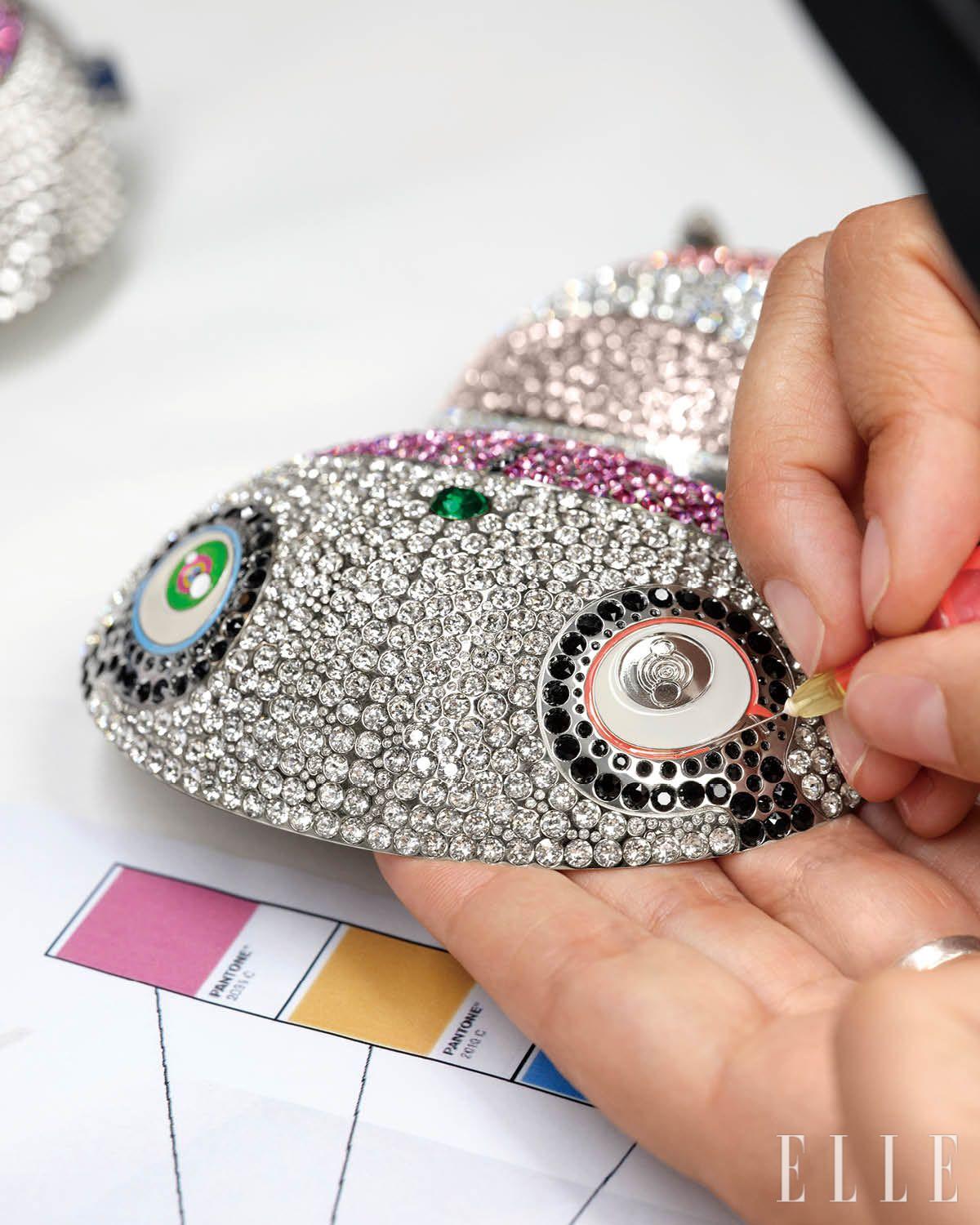 팬더 클러치(Panda Clutch)의 정교한 제작 과정. 