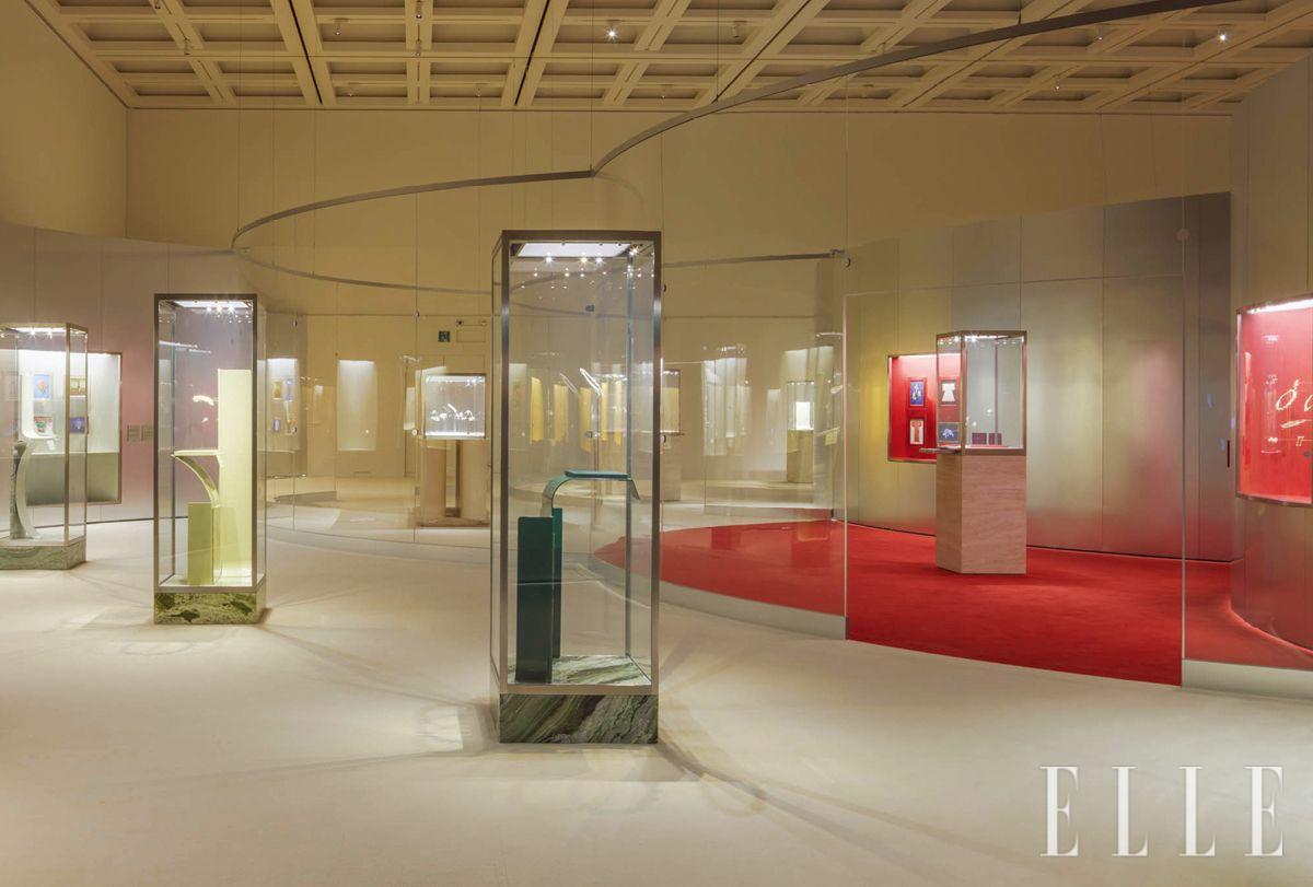 색채를 중심으로 진화해 온 불가리의 컬러 스펙트럼과 다름없는 전시 공간. 