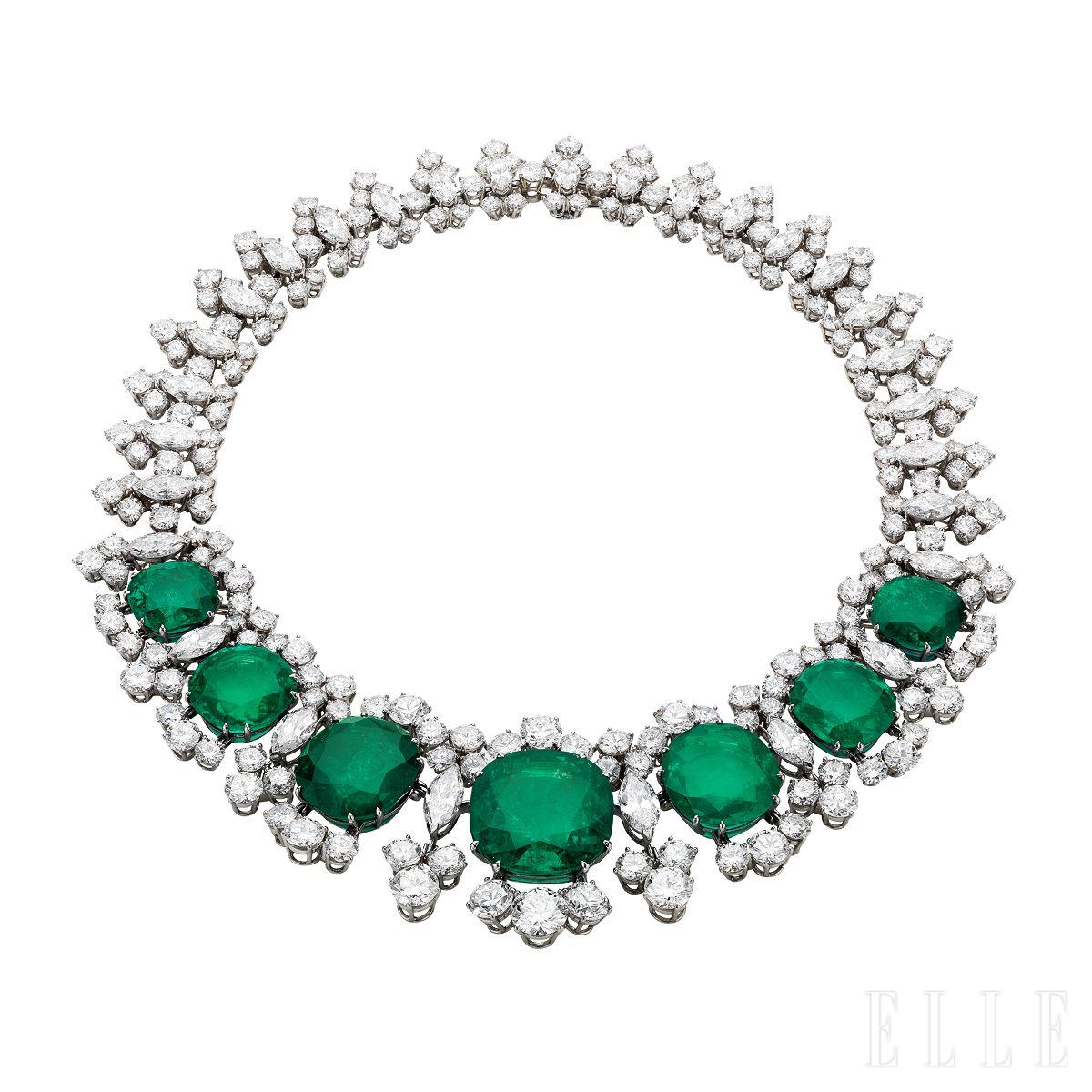 일곱 개의 장엄한 에메랄드와 다이아몬드가 세팅된 전설적인 플래티넘 네크리스 ‘세븐 원더스’.