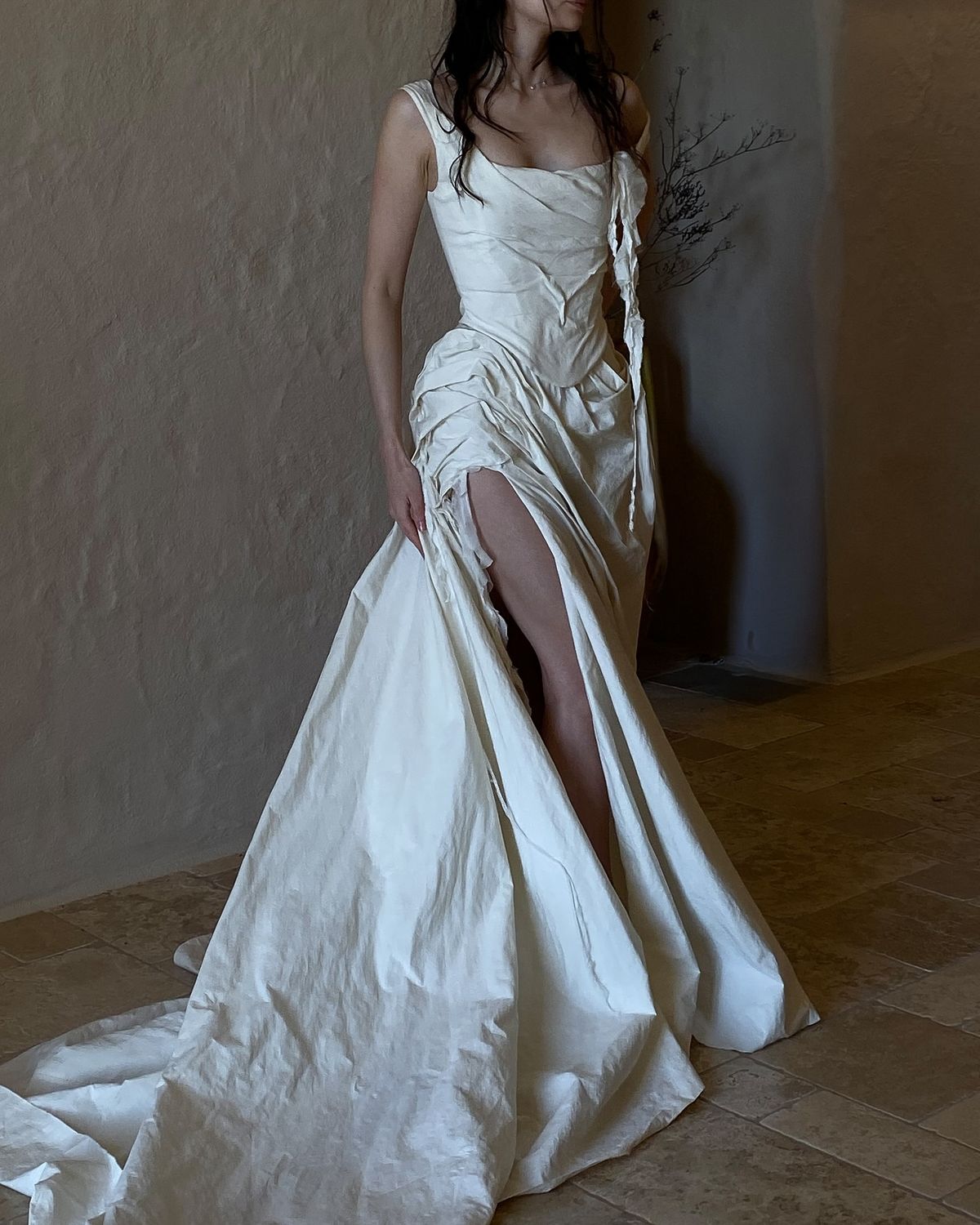 화사가 착용한 마리나 이어리의 비너스 드레스