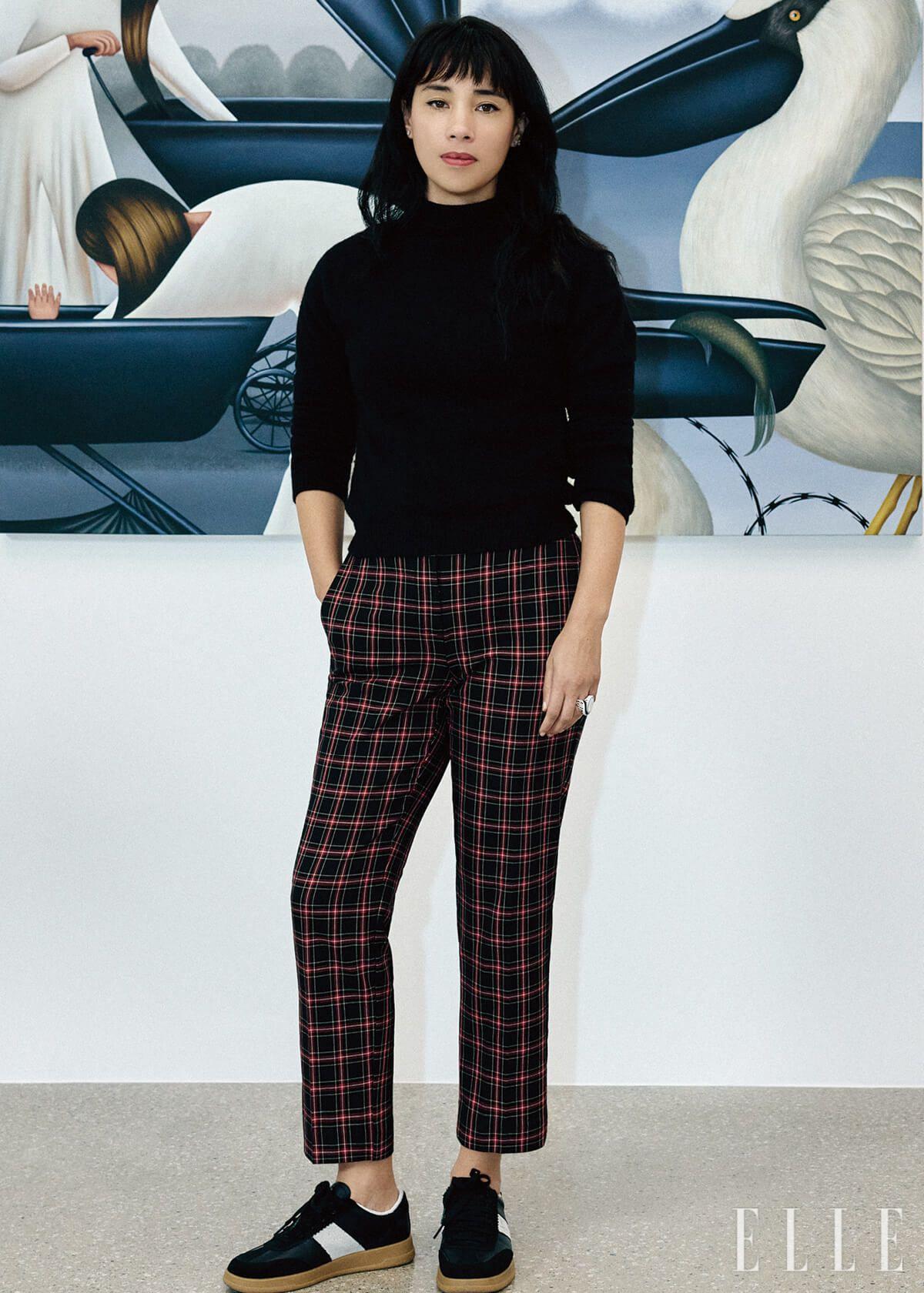 엄마가 된 이후 마주한 내면의 변화, 여성으로서 정체성과 존재의 이면을 탐구하는 <깃털로 만든 여인>은 줄리 커티스의 첫 한국 개인전. 2026년 1월 10일까지 화이트 큐브 서울에서 전시된다. 