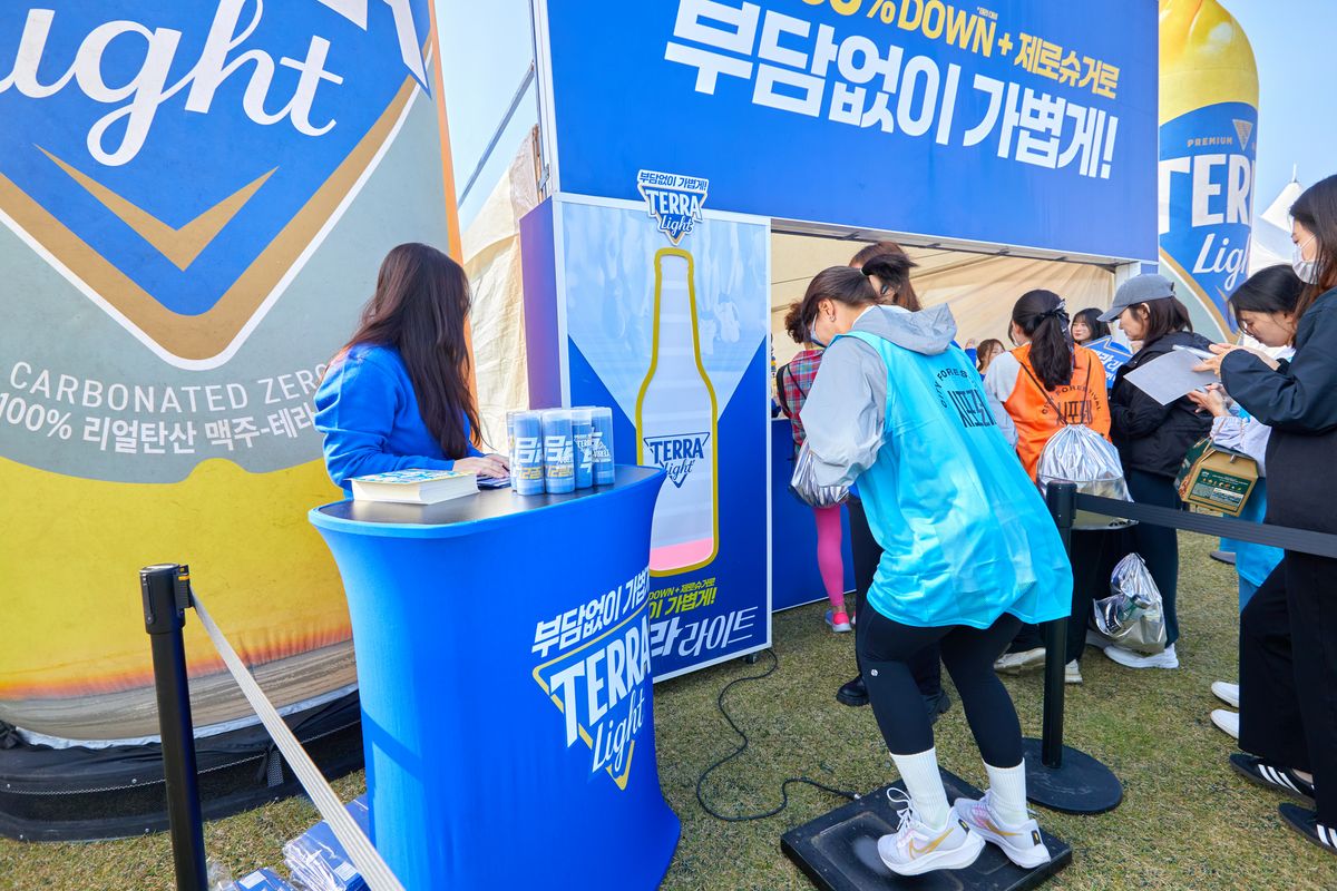 테라 라이트 부스에서 게임을 즐기는 참가자들.