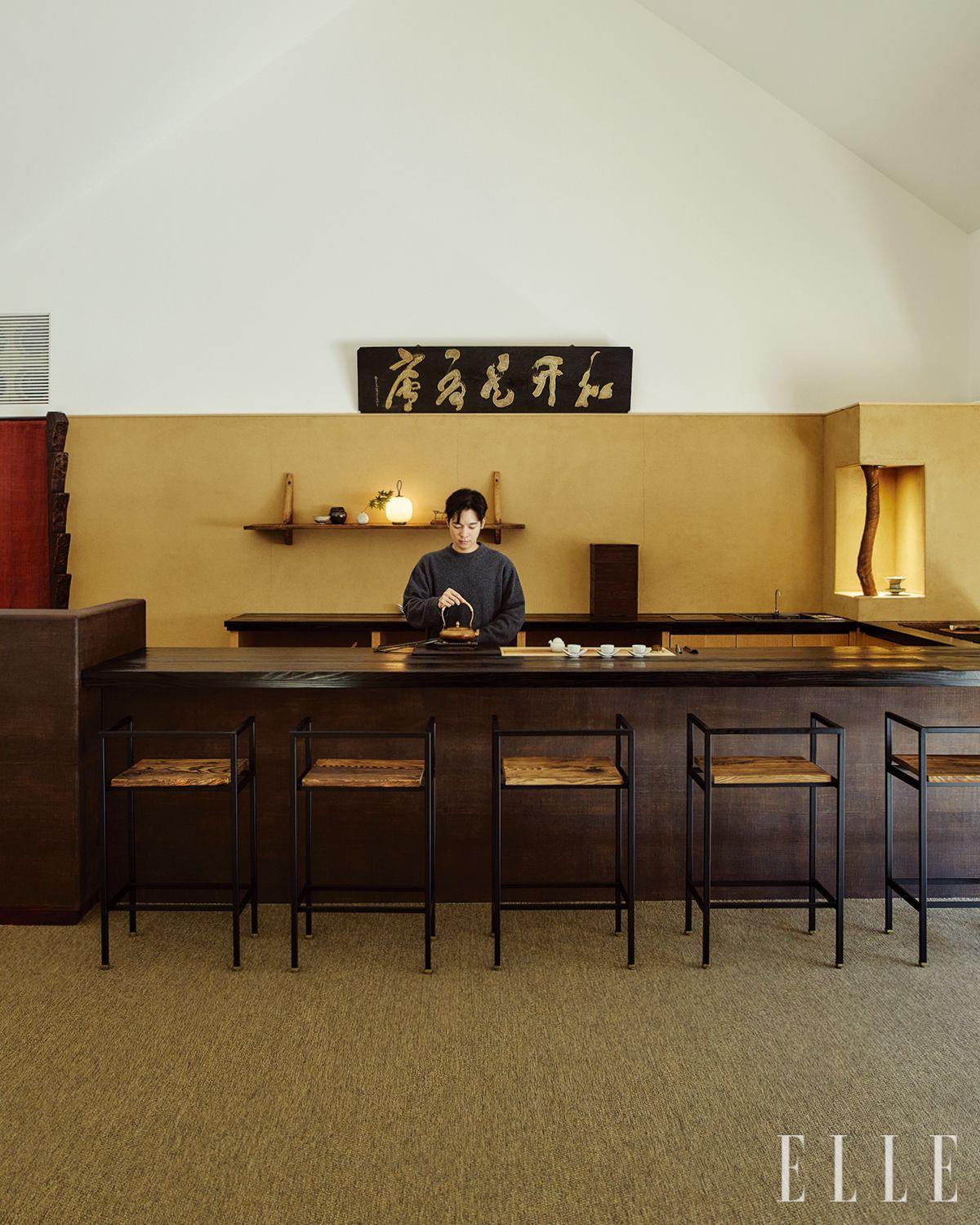 한국차문화 연구소와 갤러리, 찻집으로 운영 중인 로해. 중앙에 걸린 현판 ‘화개시서려(和開是序廬)’는 ‘조화를 바탕으로 세워진 학자의 초막’을 뜻하며, 소박함과 비움을 실천한 조선 다인의 정신이 느껴진다.