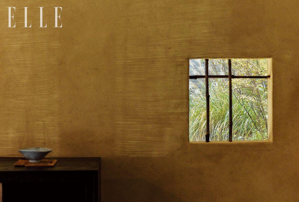 전통 초가에서 흔히 볼 수 있는 건축 요소인 봉창. 공간의 정적인 시각 장치로 활용했다. 