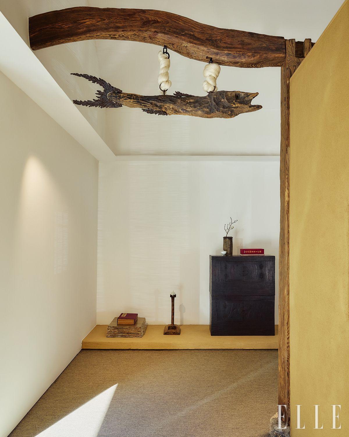 커다란 액막이 명태가 걸린 입구. 김시습의 <매월당집> 옆에는 조선시대 때 제작된 장롱과 등잔대 등이 자리 잡고 있다. 