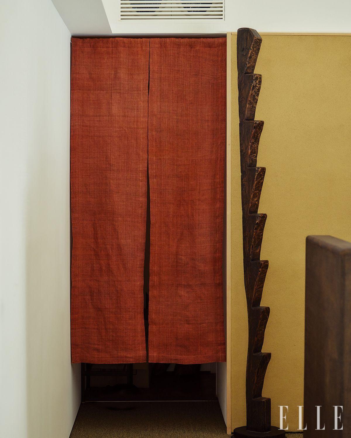 제주 전통 가옥에서 사용하던 참죽나무 계단을 오브제처럼 활용했다. 