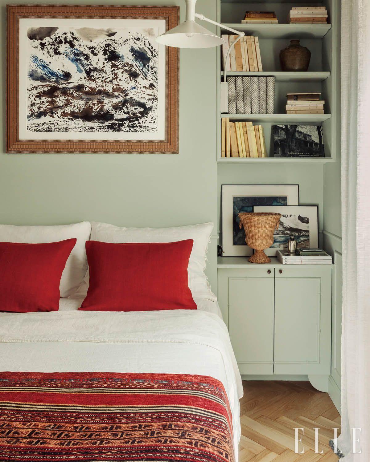 침대 양쪽 작은 서가의 하부장은 협탁 역할을 한다. 