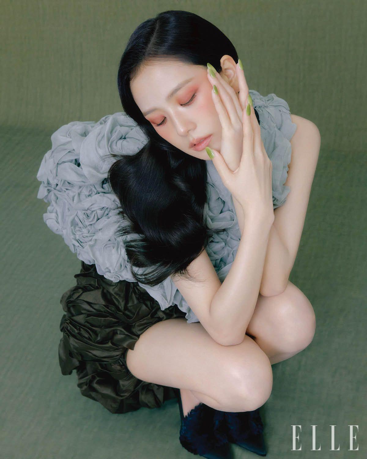 지수가 입은 풍성한 볼륨이 인상적인 블라우스와 스커트, 펌프스는 모두 Dior. 