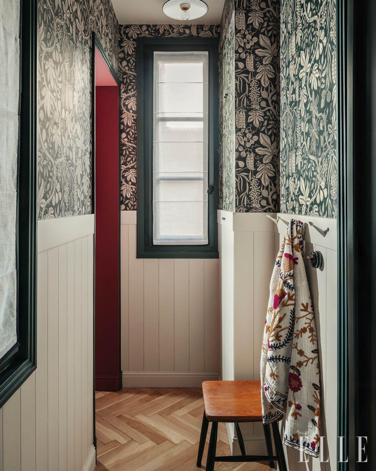 현관문을 통과하자마자 강렬하고 시크한 세계와 마주할 수 있다. 이 집에서 가장 독단적인 정체성을 가진 플라워 패턴의 벽지. 