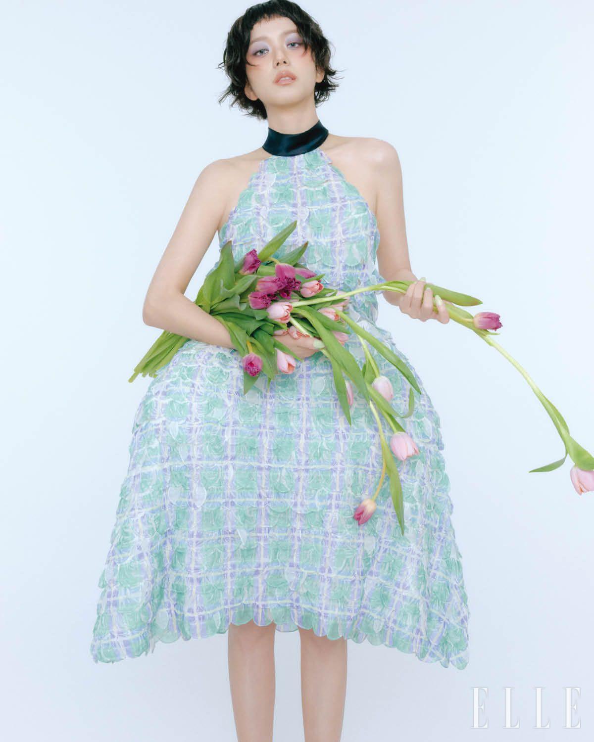 지수가 입은 실크 보 칼라 디테일의 엠브로이더리 스캘럽 드레스는 Dior. 