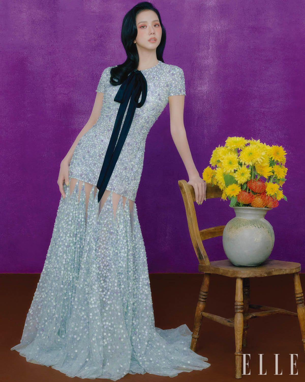 지수가 입은 실크 보 디테일이 있는 롱 엠브로이더리 튤 드레스는 Dior. 