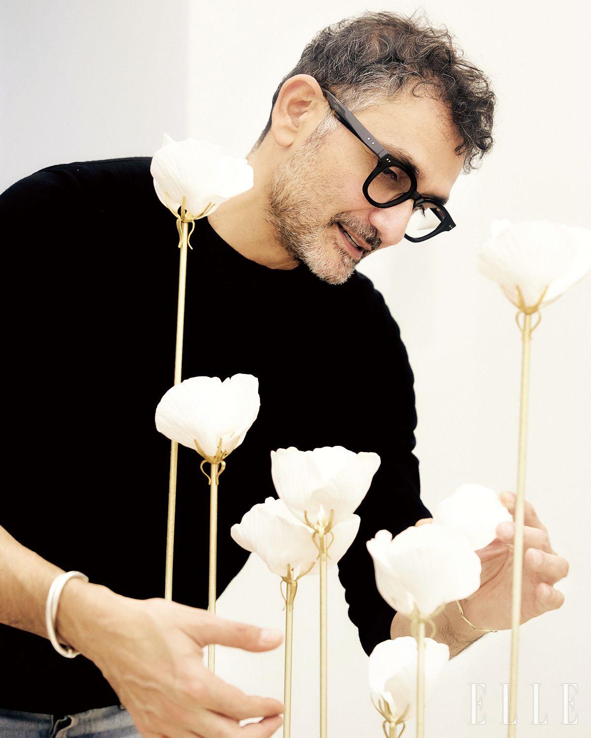 장미 향을 머금은 포슬린 꽃잎을 어루만지는 프란시스 커정. 