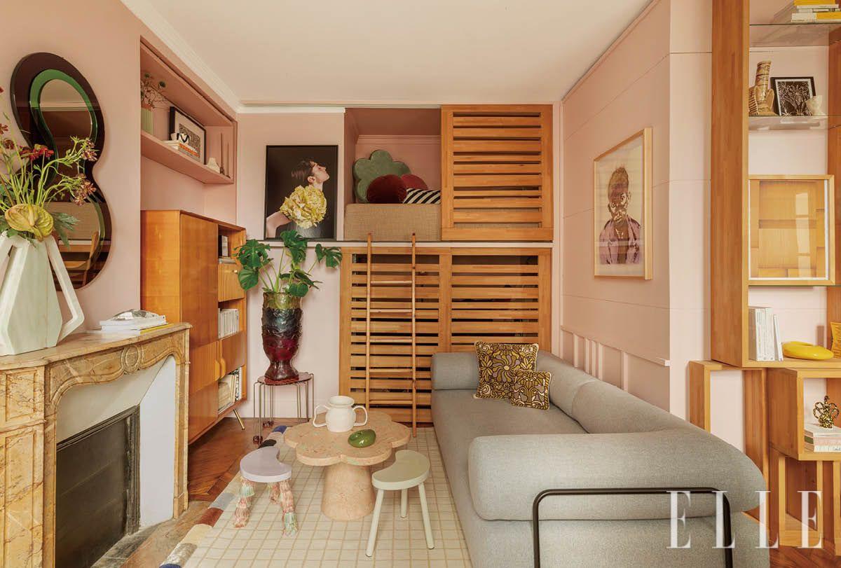 분홍색으로 칠한 거실 공간. 