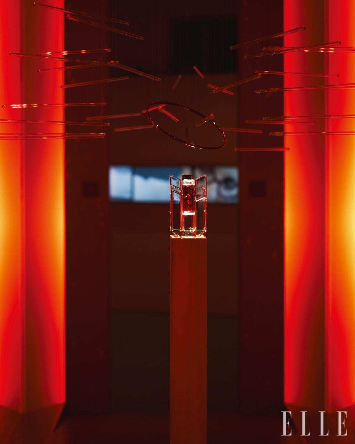 1 ‘감각의 연금술’ 작품의 중심, 바카라 루쥬 540 에디션 밀레짐.